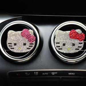 Bestseller Hello Kitty Kopfform Metall-Anhänger für Auto-Lüftungsauslass Duftspender Innenraum-Dekoration - Product Image 2