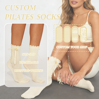 Chaussettes de Pilates personnalisées à haute adhérence, dentelle jaune sur le côté avec un nœud, tissu doux antidérapant, logo personnalisable pour les cours de barre