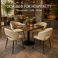 Tables et chaises de restaurant, ensemble de salle à manger avec fauteuils à dossier matelassé crème et table en bois pour la restauration fine et l'utilisation dans les hôtels de luxe