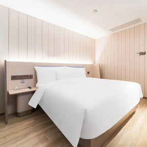 Directo de fábrica Juego completo de muebles de hotel Cama de madera resistente y rentable con colchón Cabecero Mesitas de noche y mesa auxiliar - Product Image 1