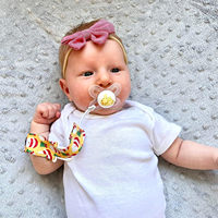 Bavoirs pour bébé personnalisés faits main en polyester imprimé à ruban festonné, attaches-sucettes festonnées avec garniture pour cadeaux de naissance