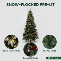 Sapin de Noël floqué de 2,1 m, pré-éclairé, mélange PE+PVC, baies rouges et pommes de pin, LED chaudes, profil mince, OEM personnalisé, décoration intérieure