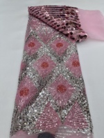 Tissu en dentelle de luxe brodé de fleurs dorées, de perles et de sequins, avec une broderie lourde de perles