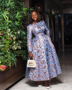 Vendita calda abiti da sera Maxi <span class=keywords><strong>spacco</strong></span> stampato <span class=keywords><strong>in</strong></span> <span class=keywords><strong>raso</strong></span> O collo - Product Image 2