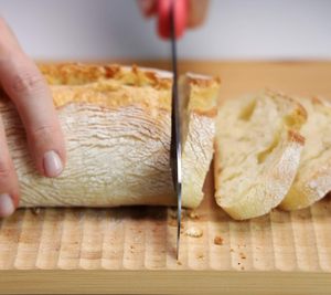 Tagliere in Legno di Bambù Sagomato per Tagliare e Raccogliere Alimenti, Modello Wave Chop & Slide - Product Image 4