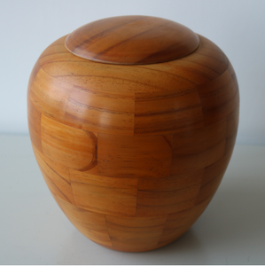 โกศไม้สำหรับบรรจุอัฐิมนุษย์ รูปทรงแจกันคลาสสิก ทำจากไม้เนื้อแข็ง พร้อมดีไซน์งานฝีมือแบบปะติดปะต่อ - Product Image 1