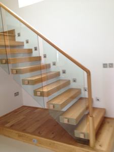 Escalera flotante recta de interior moderna <span class=keywords><strong>con</strong></span> banda de <span class=keywords><strong>madera</strong></span>, <span class=keywords><strong>escaleras</strong></span> de seguridad <span class=keywords><strong>con</strong></span> luz LED recta, barandilla de <span class=keywords><strong>vidrio</strong></span> negro - Product Image 3