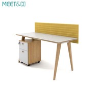 Bureau modulaire ouvert moderne pour 4 personnes Table de travail en panneaux de bois avec pieds en métal pour les espaces de travail
