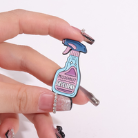 Al por mayor: Pines de solapa de esmalte metálico coloridos, con diseños de amor, ansiedad, spray, dibujos animados y creativos, personalizados para decoración de mochilas y sombreros