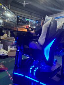 Mesin Game Balap VR 2 Kursi <span class=keywords><strong>3</strong></span> Layar, Simulator Mobil <span class=keywords><strong>3</strong></span> DOF, Peralatan Game Plastik Metal untuk Pusat Perbelanjaan, Promo Panas - Product Image 6