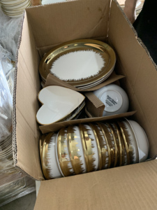 <span class=keywords><strong>Vaisselle</strong></span> en céramique blanche avec bord doré, bols et assiettes de formes variées, prix direct usine JIUWANG, vendu par carton - Product Image 1