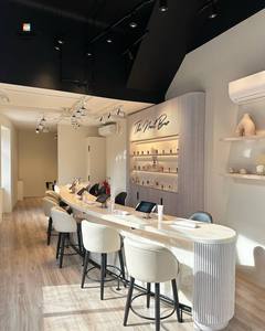 Kiosque mural en acier inoxydable pour cosmétiques, parfums et perruques, avec éclairage LED, écologique, durable et de haute qualité - Product Image 1