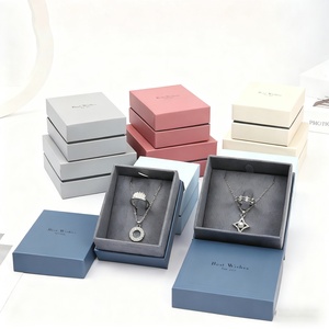 Boîte à bijoux carrée beige universelle personnalisée en velours pour bracelet, bague, boucles d'oreilles, collier avec insert rembourré - Product Image 2