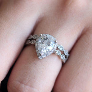 Anillo de Compromiso de Diamantes en Oro Blanco para Mujer T0388, Corte Pera, Diamante Natural Color D, Diamantes Laterales - Product Image 3