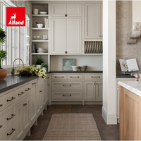 Armoires de cuisine Alland personnalisées en chêne blanc massif, avec panneaux Shaker encastrés à bordure perlée et îlot central