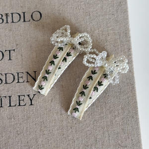 กิ๊บติดผมรูปโบว์ประดับมุกปักลายดอกไม้ฤดูใบไม้ผลิ 2 ชิ้น/ชุด กิ๊บติดผมด้านข้างแบบหรูหราพร้อมกิ๊บติดผมหน้าม้าสำหรับผู้หญิงและเด็กผู้หญิง - Product Image 4