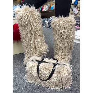 Ensemble bottes et sac en fausse fourrure pour femmes d'hiver, bottes de neige chaudes et moelleuses, sac à main en fourrure mignon, bottes plateforme en peluche pour filles - Product Image 1