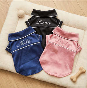 Pyjamas personnalisé<span class=keywords><strong>s</strong></span> pour chien, vêtements de nuit brodé<span class=keywords><strong>s</strong></span> sur mesure pour animaux de compagnie, vêtements en satin pour chien, cadeau de pyjama pour chiot - Product Image 1