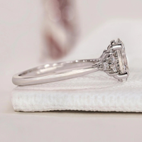 Bague de fiançailles en or massif 10K/14K/18K avec diamant de laboratoire ovale conique 3 carats et pierres latérales en cluster, certifiée IGI CVD/HPHT, personnalisable