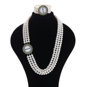 Set di Gioielli con Perle Trendy con Charm del Simbolo dell'Associazione Nazionale delle Donne Universitarie per Collana e Bracciale - Product Image 1