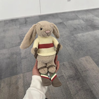Jellcatt UK Bashful Bunny, Peluche Lapin en Costume de Ski avec Pull Tricoté Rayé et Longues Oreilles Tombantes