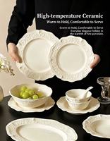 Service de table en céramique gaufrée française, blanc crème, assiettes et bols, motif floral vintage, vaisselle sûre pour la maison, la cuisine, les mariages et la décoration de table.