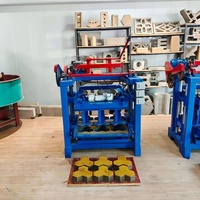 Des produits de vente chauds peuvent produire des briques creuses de 8 pouces avec des moules remplaçables et une machine de fabrication de briques à opération simple