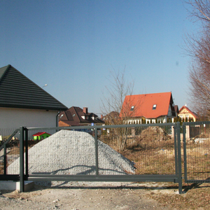 Clôture en panneaux 3D de style européen avec base en béton 1,5m+20cm, système modulaire, panneaux avec <span class=keywords><strong>gravier</strong></span> de béton, maille courbée RAL7016 - Product Image 6