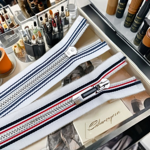 Logo de taille personnalisée longue chaîne de vêtements <span class=keywords><strong>fermeture</strong></span> éclair Y dents nouvelle arrivée <span class=keywords><strong>fermeture</strong></span> à glissière à rayures trois couleurs avec <span class=keywords><strong>fermeture</strong></span> à glissière en métal dents - Product Image 2