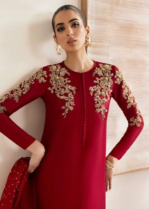 Robe fourreau formelle rouge en satin 100% soie, longueur ras du sol, anti-plis, broderie perlée, col montant, manches longues - Product Image 3