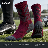 Chaussettes de football à grip jacquard, profil mince, ajustement parfait, avec tableau de tailles, semelle renforcée, motif équipe rouge et noir, pour une adhérence sécurisée sur le terrain