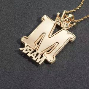 Pendentif lettre M plaqué rhodium de haute qualité avec couronne en strass, charme hip-hop unisexe, à porter au quotidien, en vente - Product Image 5