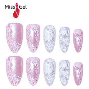 32 faux ongles roses scintillants à presser, forme amande moyenne, motif floral blanc, dentelle perlée, en ABS souple, style salon - Product Image 1