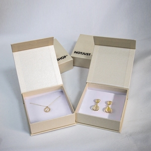 Caja de papel cuadrada rectangular rígida con cierre magnético y logotipo personalizado, embalaje de joyería ecológico - Product Image 5