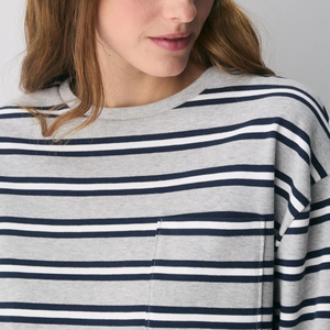 Camiseta Unisex Gris a Rayas de Manga Regular, Corte Holgado, Informal, con Logotipo de Diamantes de Imitación, Personalizada de Fábrica - Product Image 2