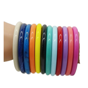 Brazalete de Resina Epoxi Transparente con Incrustaciones Naturales, Artístico, Hecho a Mano, Sostenible y Duradero, para el Año Nuevo Chino - Product Image 1