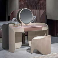 Table de toilette sur pied de luxe moderne avec plateau en marbre rose, design élégant et épuré beige pour chambre d'appartement, coiffeuse et maquillage