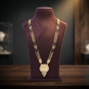 Mangalsutra con diseños tradicionales indios, colgante de oro, mangalsutra para bodas indias, cuentas negras para mangalsutra de oro. - Product Image 1