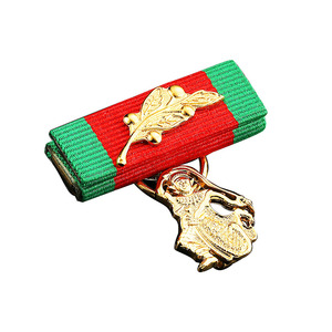 Insignia Metálica de Esmalte Suave con Diseño Personalizado en Oro Mate 3D en Relieve, Temática de Moda, Artículo Coleccionable, Hecho en Guangdong - Product Image 4