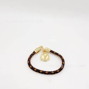 Pulsera clásica <span class=keywords><strong>de</strong></span> cuero con monograma y flor <span class=keywords><strong>de</strong></span> cuatro hojas para parejas y hombres, pulsera <span class=keywords><strong>de</strong></span> cuero con monograma, joyería <span class=keywords><strong>de</strong></span> la marca Lao Lv - Product Image 5