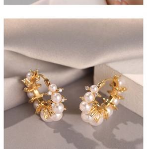 Boucles d'oreilles clous de luxe haut de gamme de style européen et américain avec perle, fermoir à boucle, style froid pour mondaines - Design personnalisé, vente en gros - Product Image 5