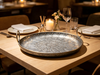 Plateau rond vintage en métal avec poignées en anneau, finition gris poudré avec décorations en or brossé et argent embossé, plateau de service décoratif