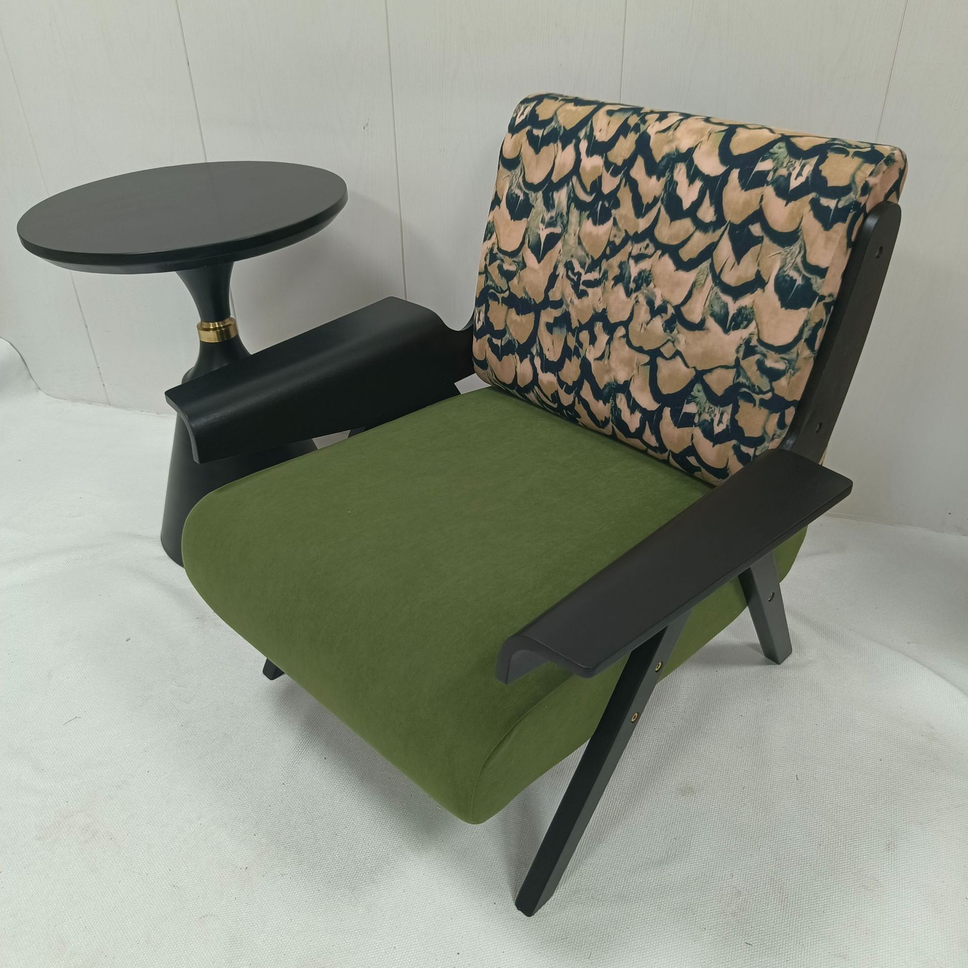 Green feather (frame black)