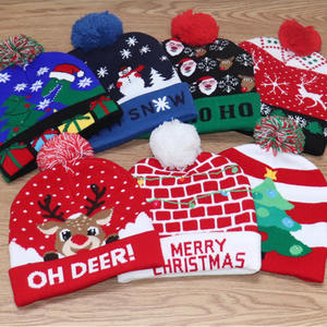 Berretto Lavorato a Maglia con LED Natalizio a Batteria, Cappello con Pon Pon, Scena con Pupazzo di Neve, Babbo Natale, Renna e Albero per Passeggiate Notturne e Divertimento all'Aperto - Product Image 6