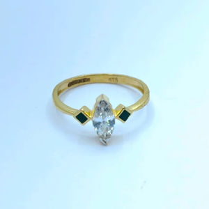 แหวนทองดีไซน์ Marquise-Center ผลิตจากทอง 22K พร้อมดีเทลข้างที่เรียบหรู - Product Image 1