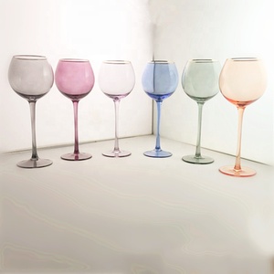 Decoración elegante para eventos 2020: platos de presentación de vidrio de diferentes colores y copas de vino - Product Image 6