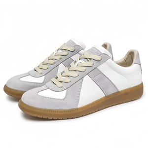 Zapatillas de estilo alemán vintage para hombre, de cuero genuino, planas, informales, para caminar. - Product Image 1