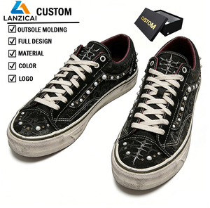 Chaussures de skate basses personnalisées pour hommes, en toile vintage vieillie avec rivets punk et broderies d'épines - Product Image 1