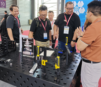 Table de soudage 3D et accessoires avec systèmes de positionnement et de fixation de soudage combinables à l'infini