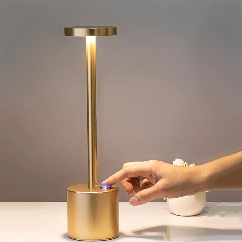 Yaratıcı masa lambaları lüks Modern romantik akşam yemeği işık kablosuz Led masa lamba pili Metal şarj edilebilir taşınabilir restoran